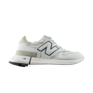 New Balance retro-style white sports shoes