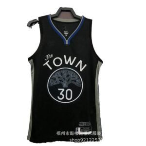 The Town-style black basketball jersey of Curry.