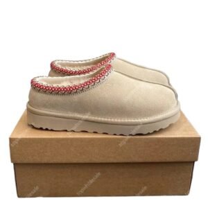 UGG retro-style beige slippers