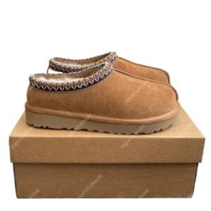 UGG retro-style brown slippers