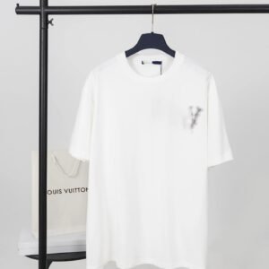 Classic and simple white T-shirt of Louis Vuitton.