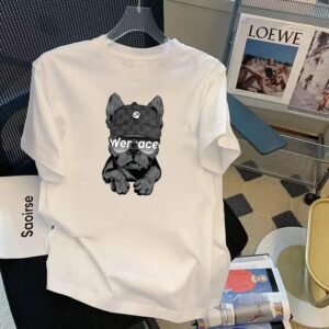 China Selected white T-shirts with puppy prints.