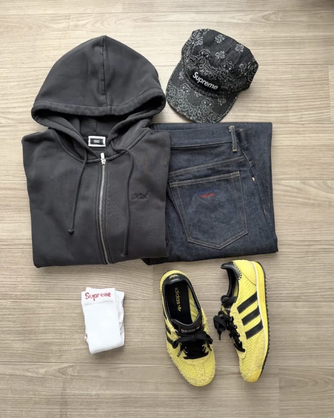 第一套穿搭：复古水洗牛仔裤配oversize卫衣