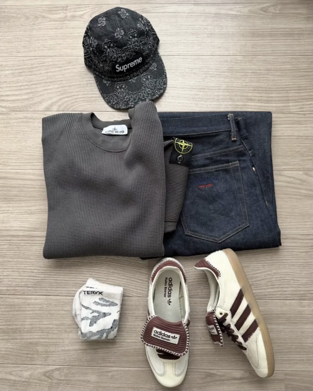 第二套穿搭：黑色牛仔裤配皮衣