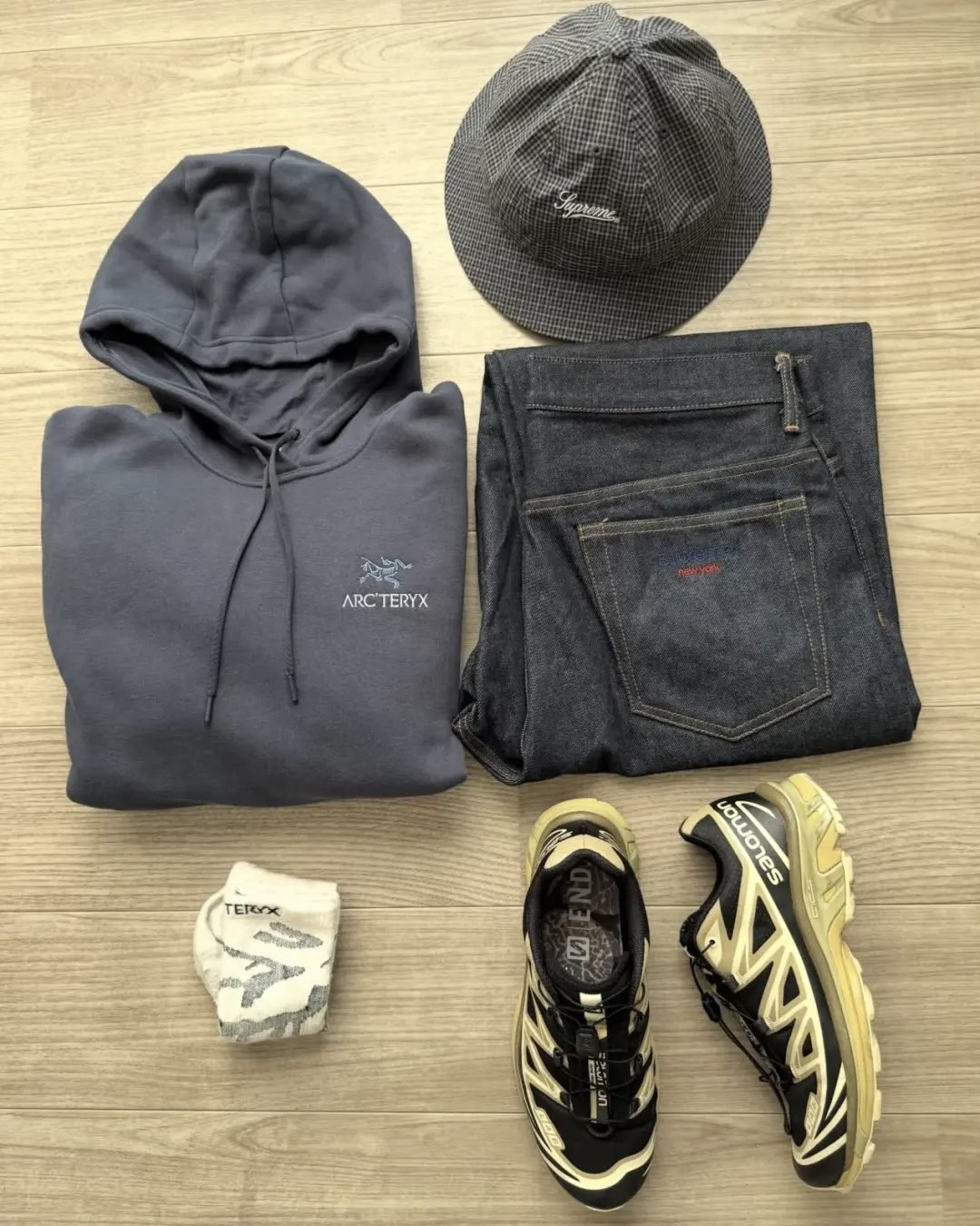 第三套穿搭：破洞牛仔裤配格子衬衫