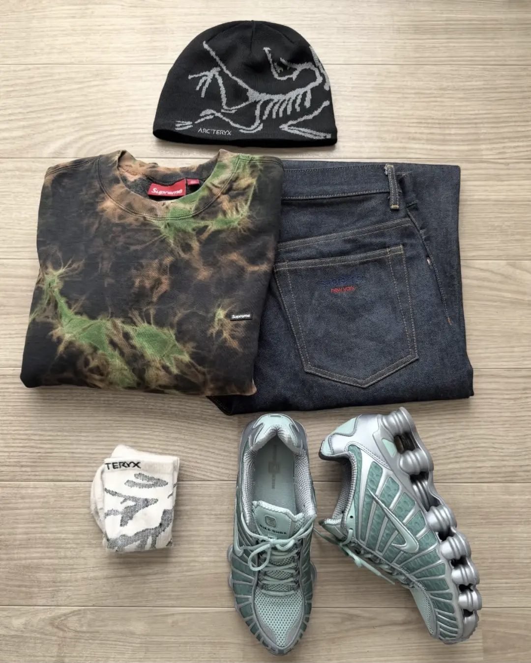 第四套穿搭：浅色牛仔裤配针织开衫