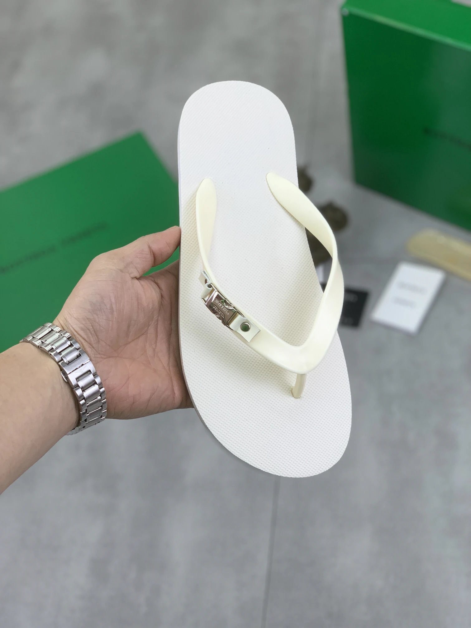 Bottega Veneta Clasp Minimalist Style Off-white Flip-flops