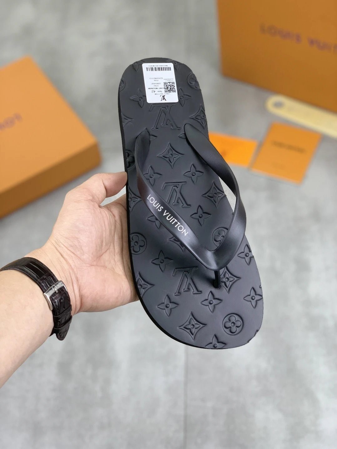 Louis Vuitton Monogram Light Luxury Style Black Flip-Flops
